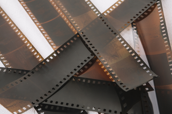 Persona comparando proveedores de digitalización multimedia en Madrid, pantallas con archivos digitales